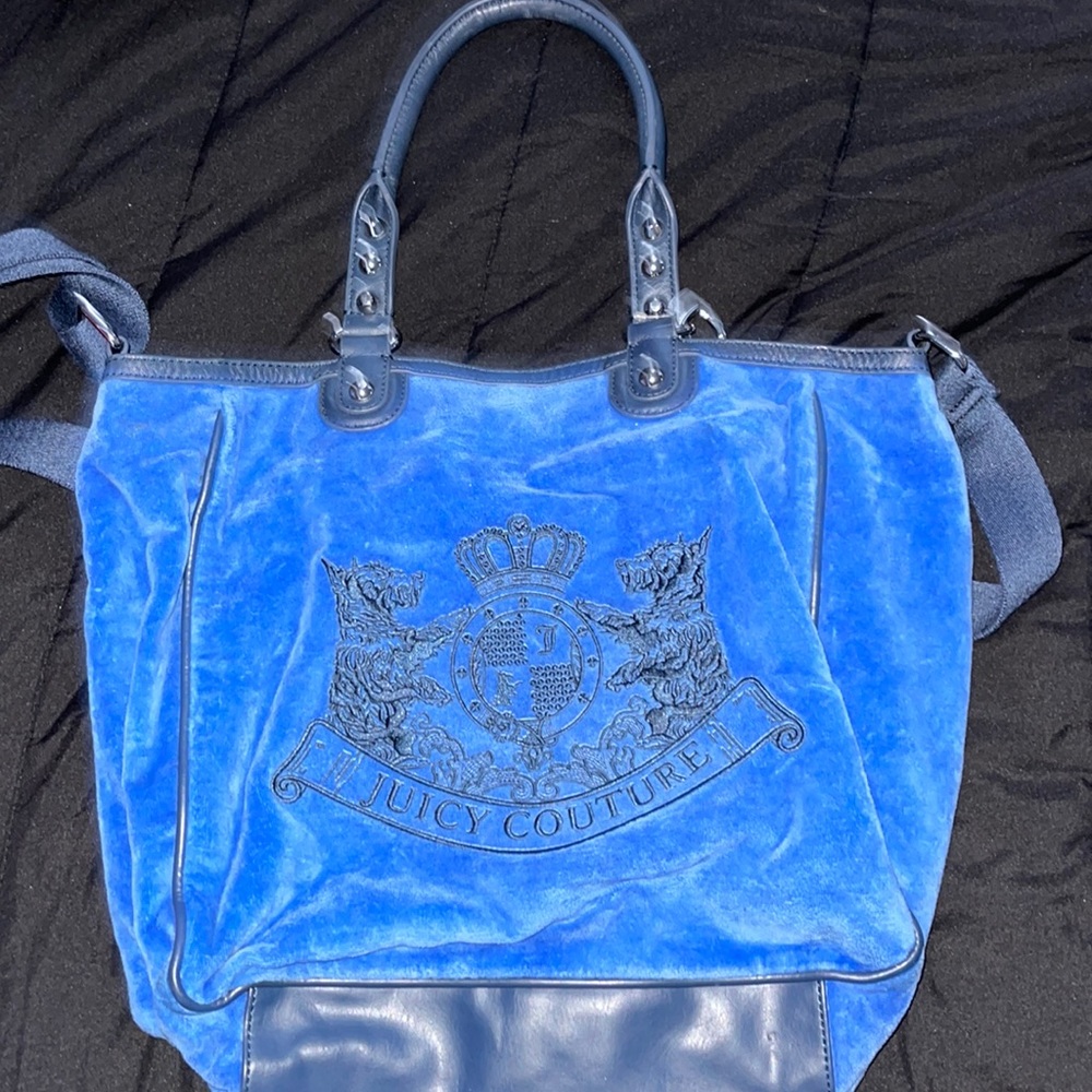 Juicy Couture who doesn’t love that! I had used the bag only 4 times!